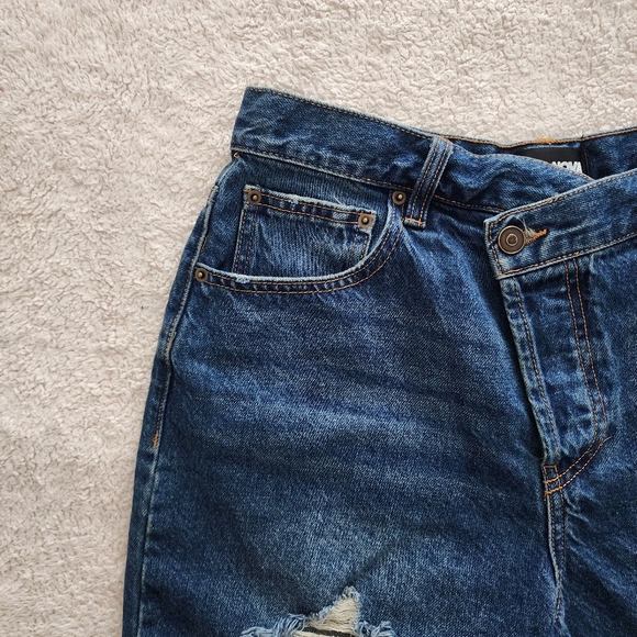 Fashion Nova At A Glance Crossover Denim Shorts, Women's Size 9 - EUC - Picture 3 of 13